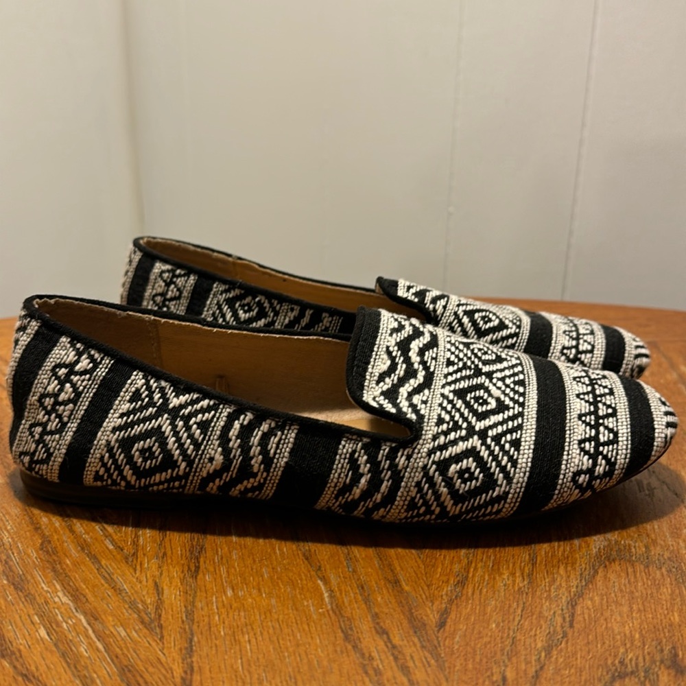 Gap patterned black and white flats